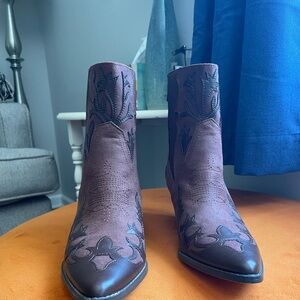 Never been worn. Got the wrong size.